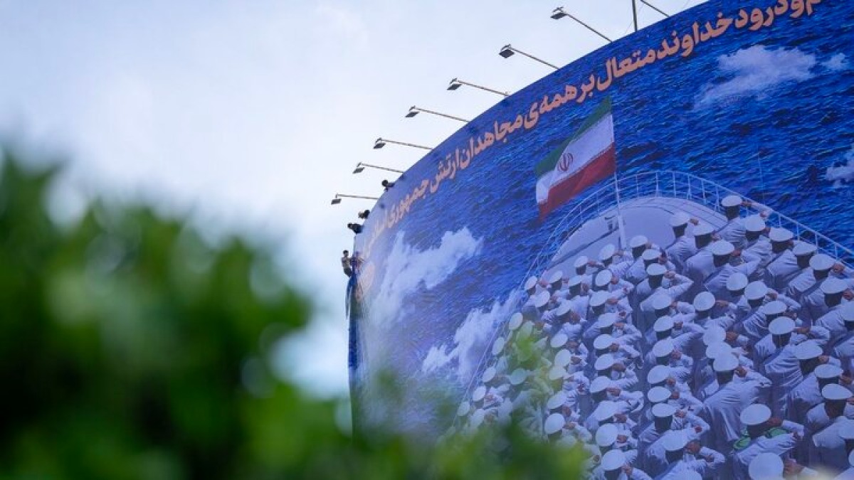 رونمایی از دیوارنگاره «دریادلان دنا» در میدان راه‌آهن